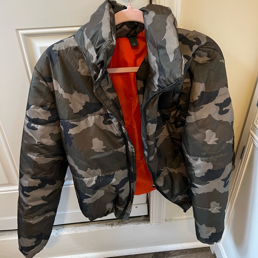 Camo cropped puffer jacket